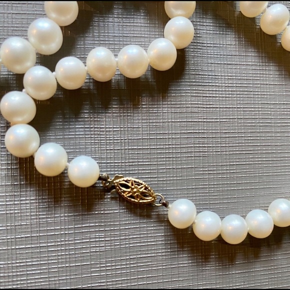 Priced to sell! White Freshwater High Quality Pearl Necklace - Picture 4 of 5